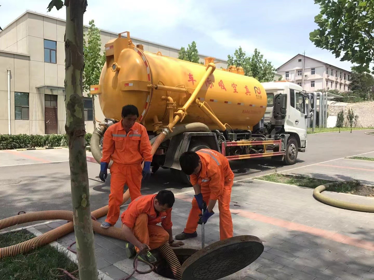 鹿寨管道疏通车停在窨井附近