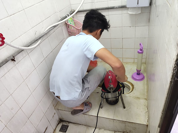 鹿寨管道堵塞冒臭气 专业师傅现场解决问题