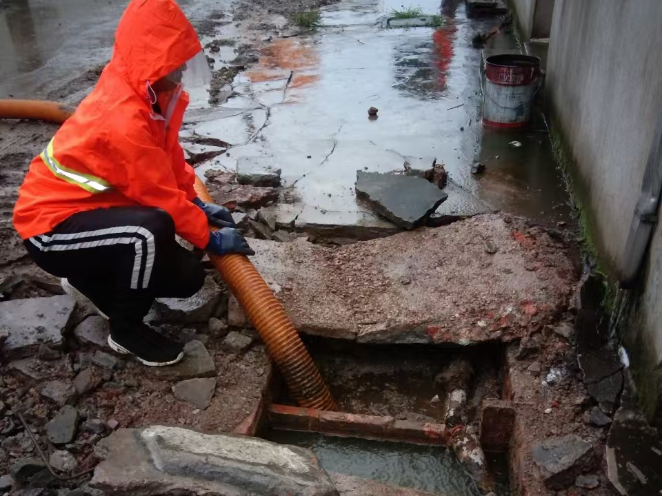 鹿寨专业清理污水池 炜誉市政以规范流程守护城市 “肠道”