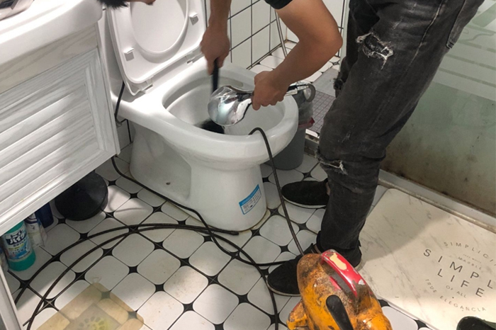 鹿寨马桶堵塞自己疏通还是找师傅?专业上门服务让你省时更省心