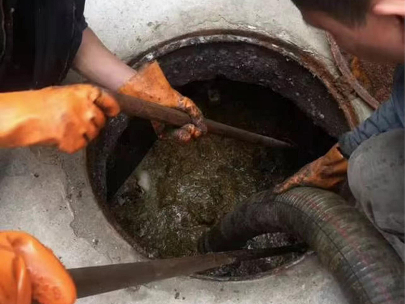 鹿寨清理化粪池时如何避免沼气的危害?